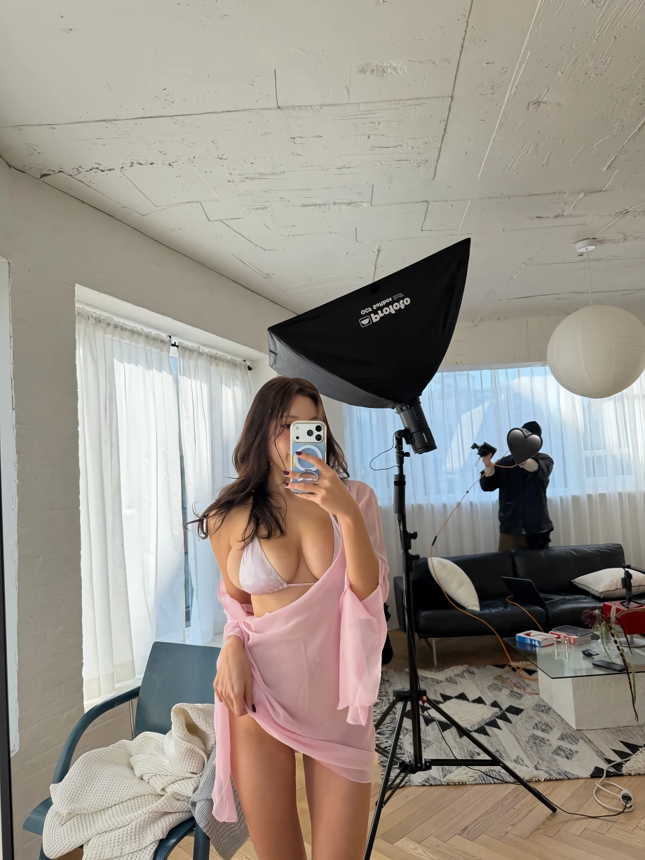화보 촬영중인 지삼 거유 가슴 비키니