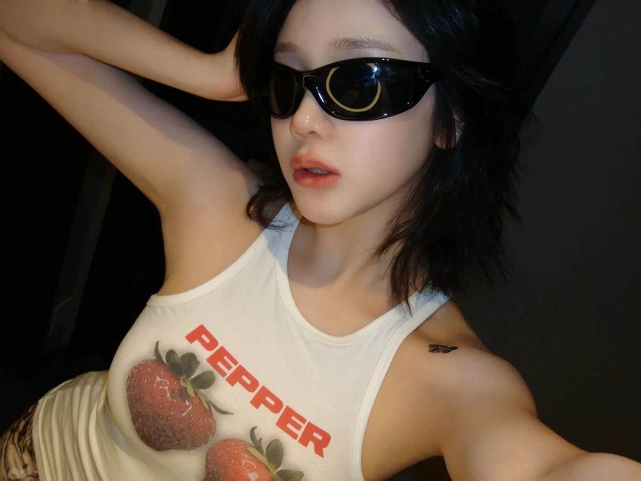 베이비몬스터 파리타 민소매 가슴에 딸기 두개