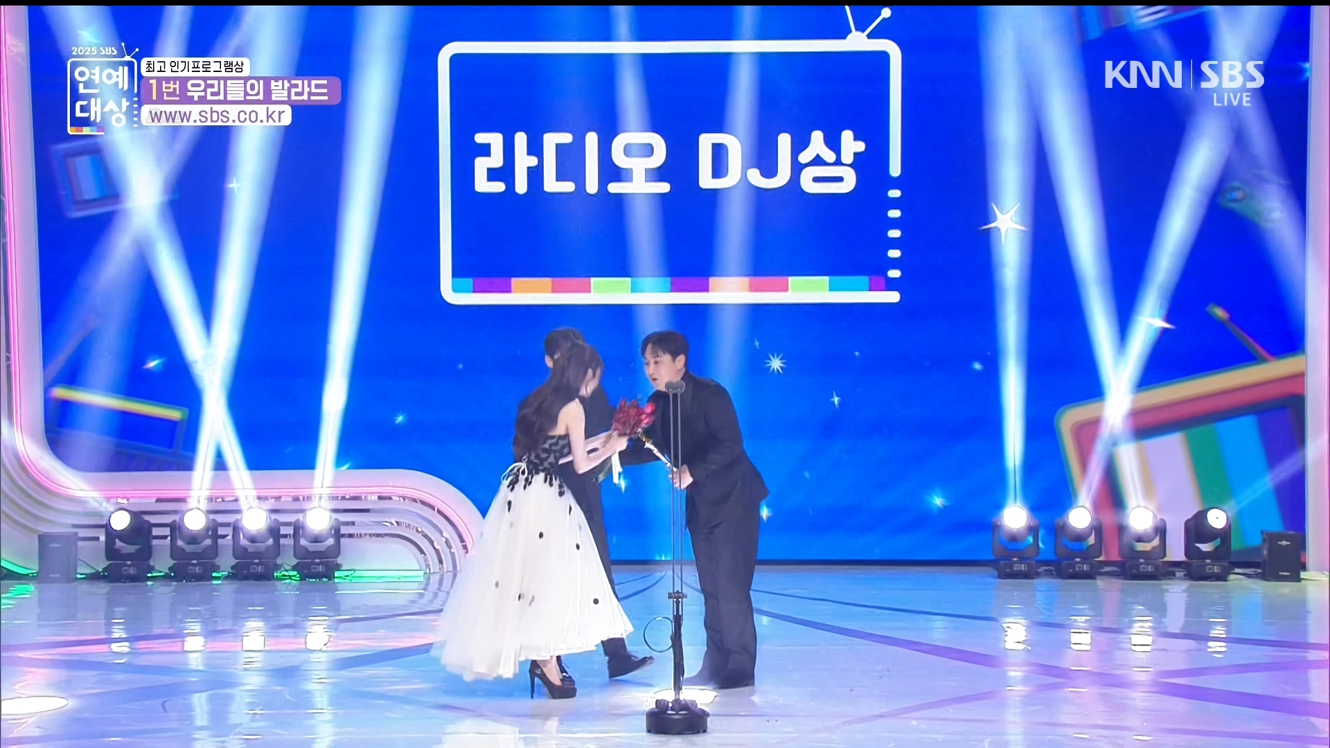연예대상 시상하는 츄, 표정