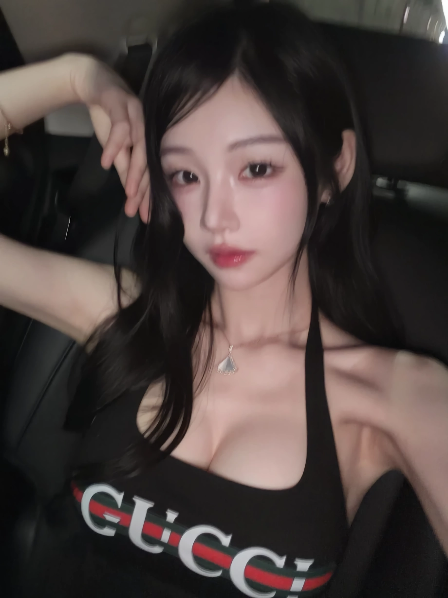 한갱 블랙 나시 가슴골
