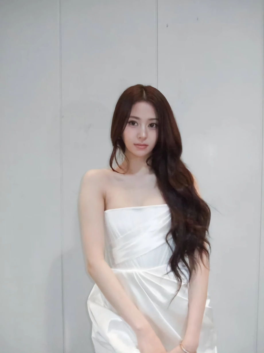 르세라핌 허윤진 오프솔더 드레스 가슴골