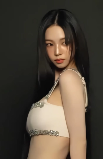 에스파 카리나 보석 박힌 누드톤 브라탑 묵직 가슴