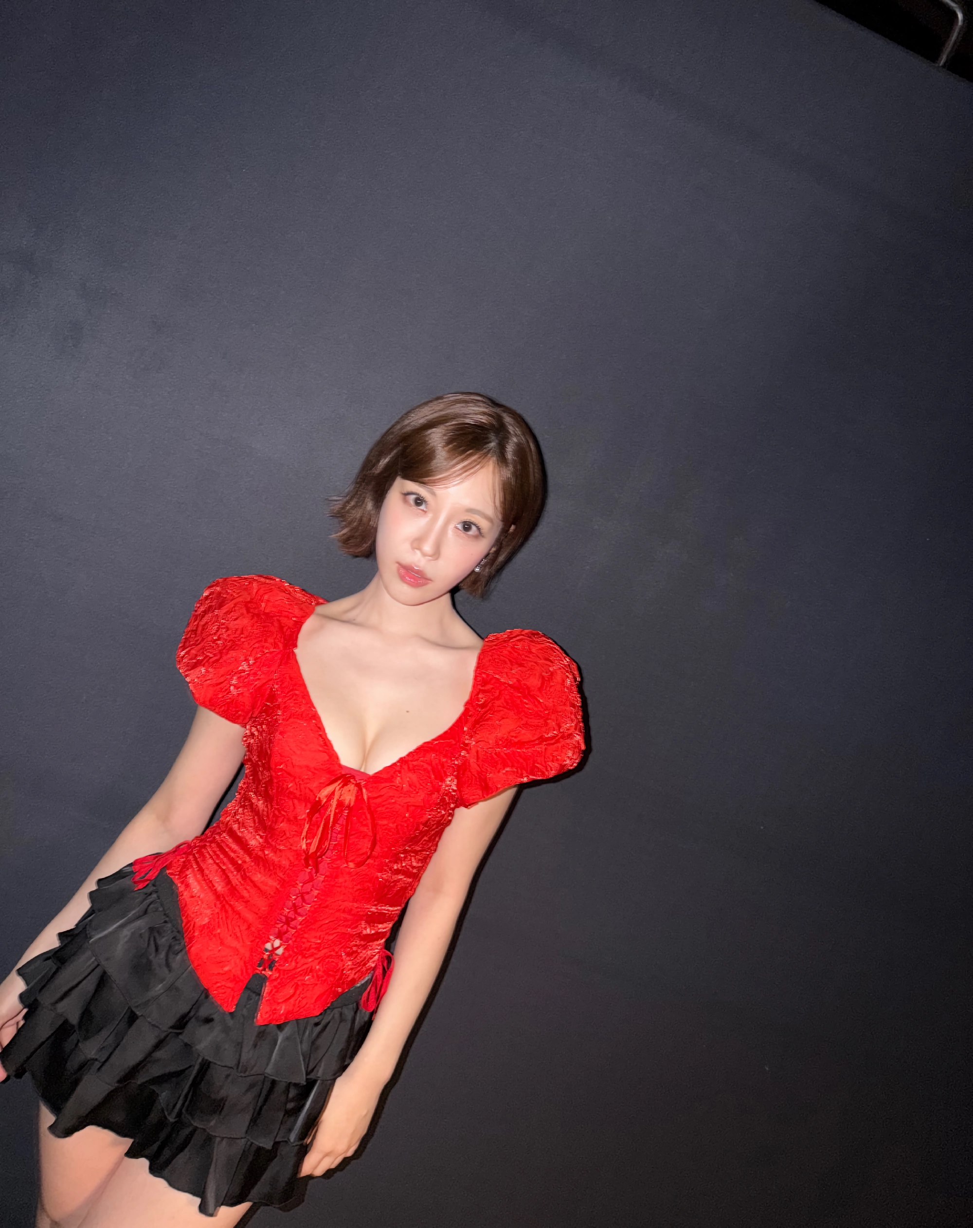 카라 허영지 깊게 파인 빨간 코르셋 명치 보이는 가슴골 (고화질)
