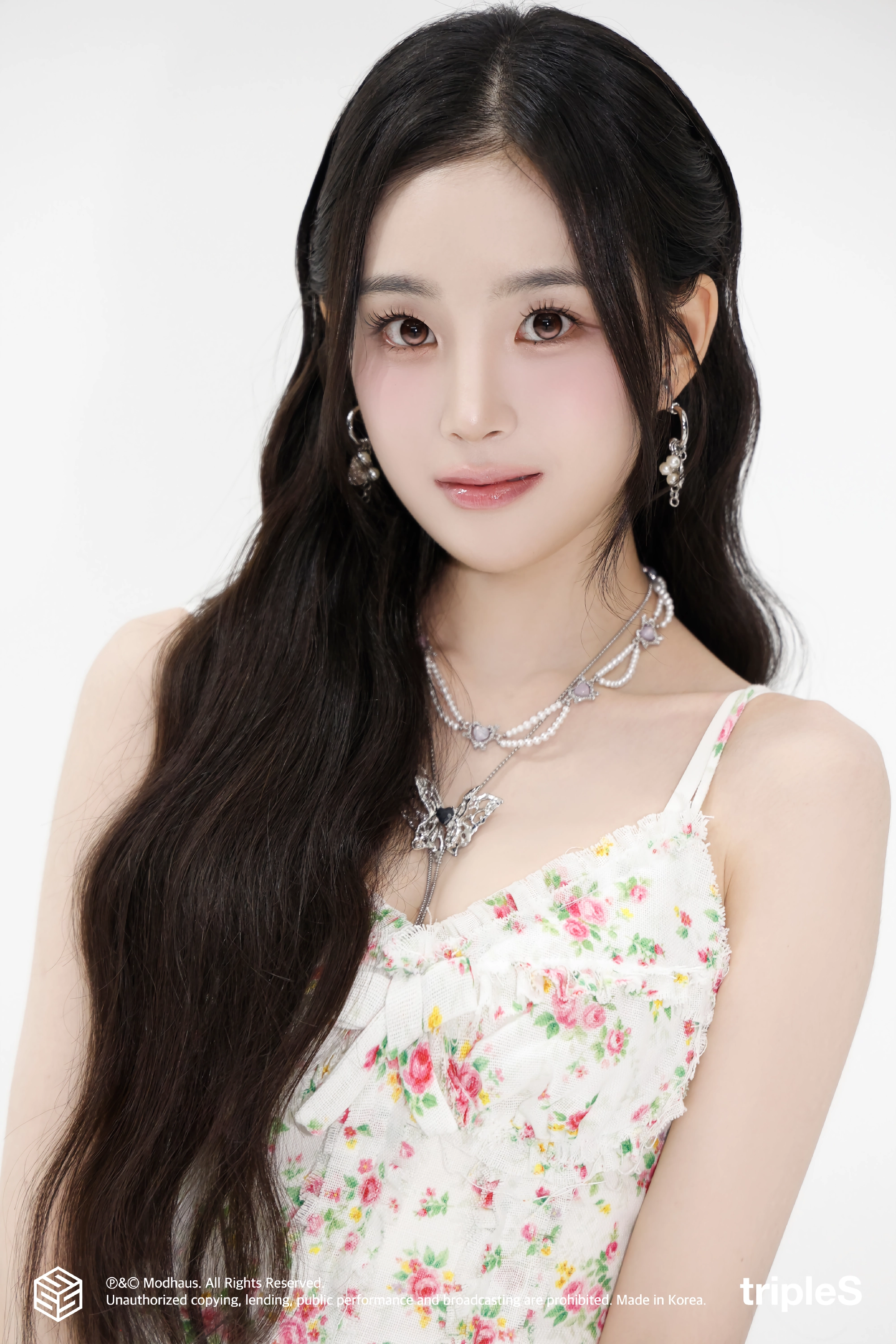 트리플에스 지연 화이트 꽃무늬 끈나시 몽글한 가슴골 – 인스타