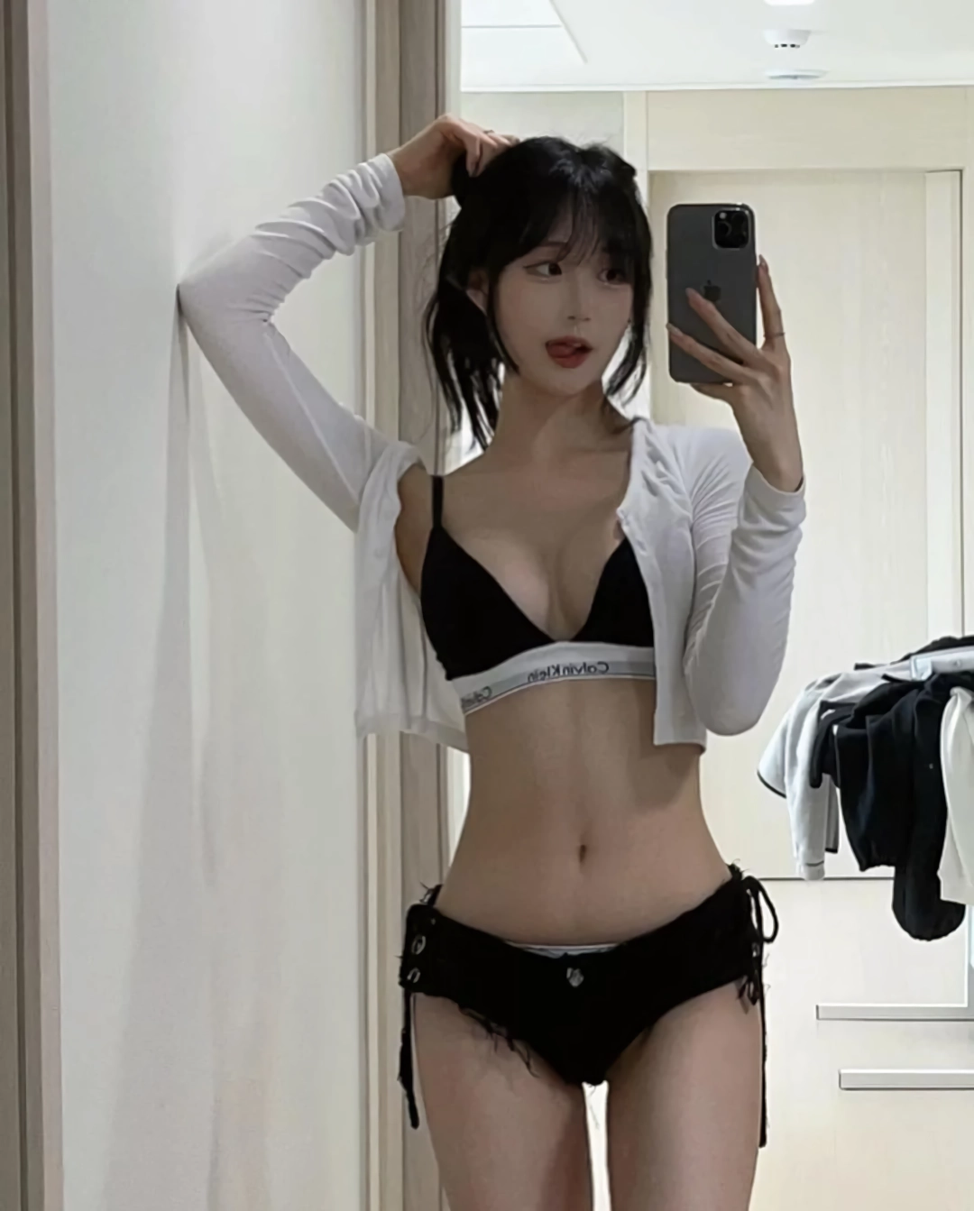 셀카 찍을 때 혀내미는 MZ 처자