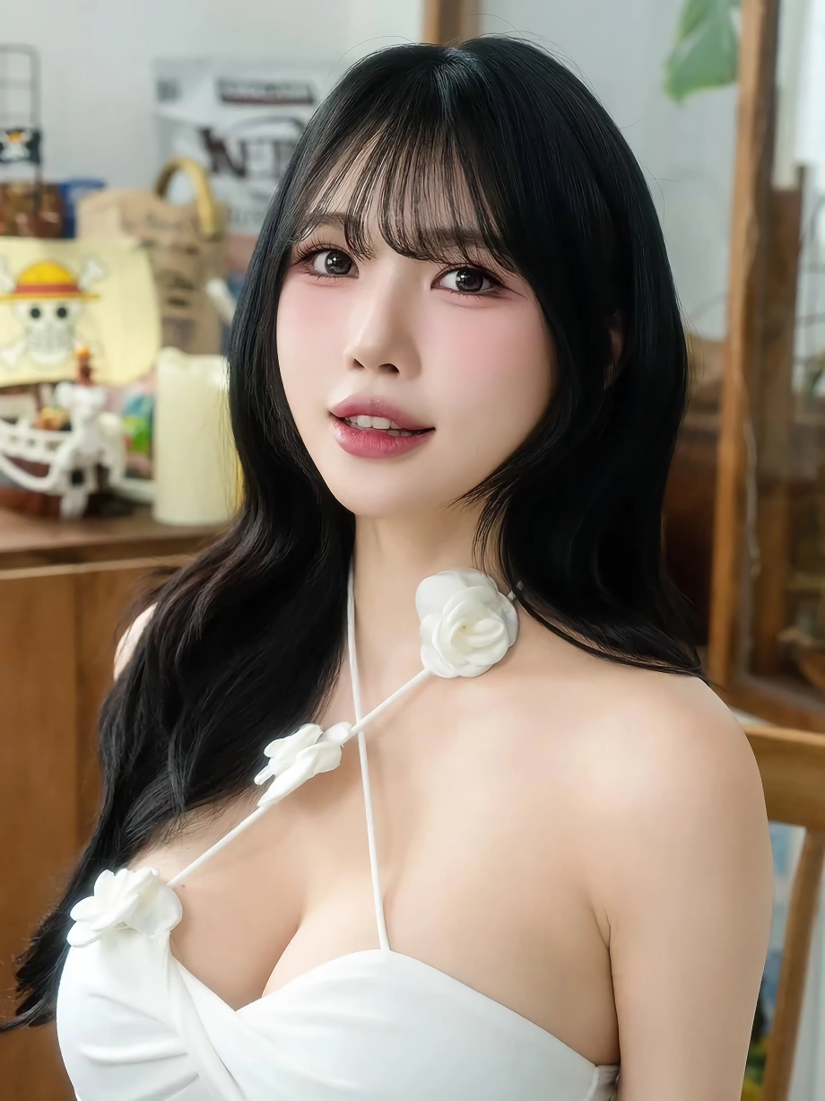 윤영서 (서현) 흰 튜브탑 가슴골