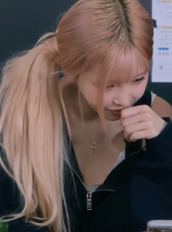 프로미스나인 송하영 검정 후드티 속 흰 레이스 집중하게 하는 가슴골
