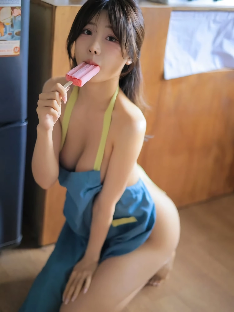 아이스크림 먹는 연유 노브라 꼭지에 붙인 밴드
