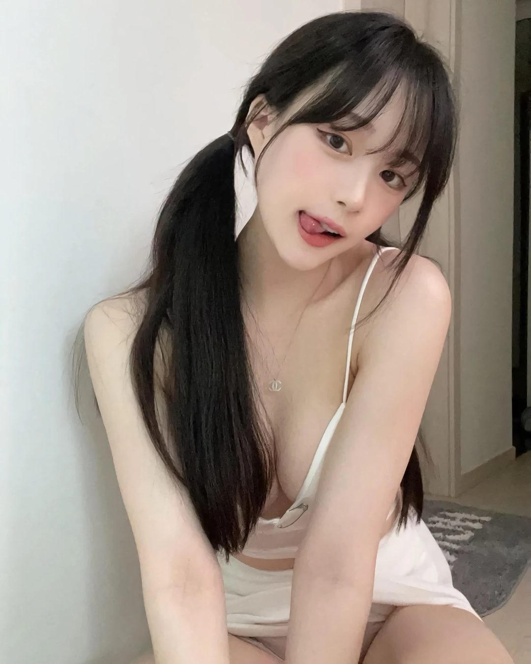 셀카 찍을 때 혀내미는 MZ 처자