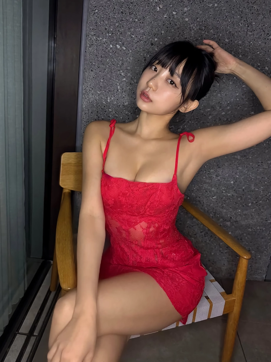 표은지 빨간 나시 가슴골
