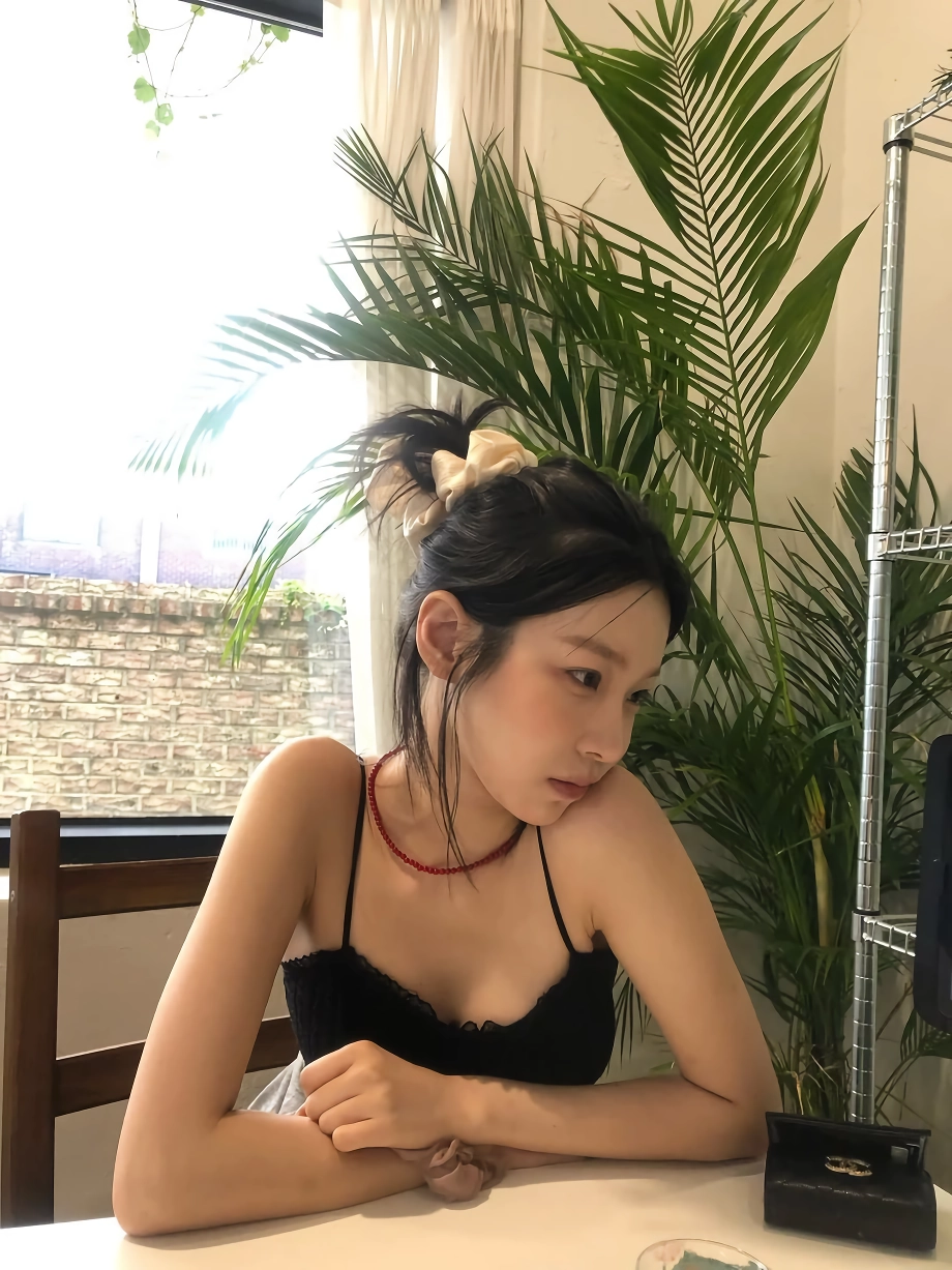프로미스나인 백지헌 블랙 끈나시 가슴골