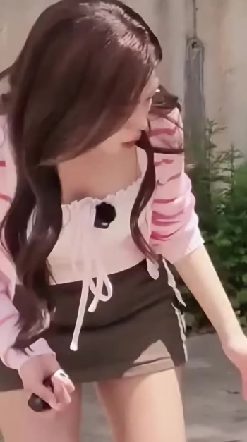 치마 짧은 조민지 아나운서 살짝 숙인 가슴골 움짤