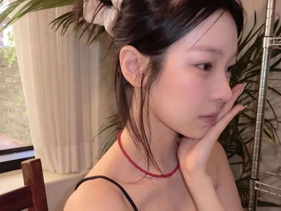 프로미스나인 백지헌 블랙 끈나시 가슴골