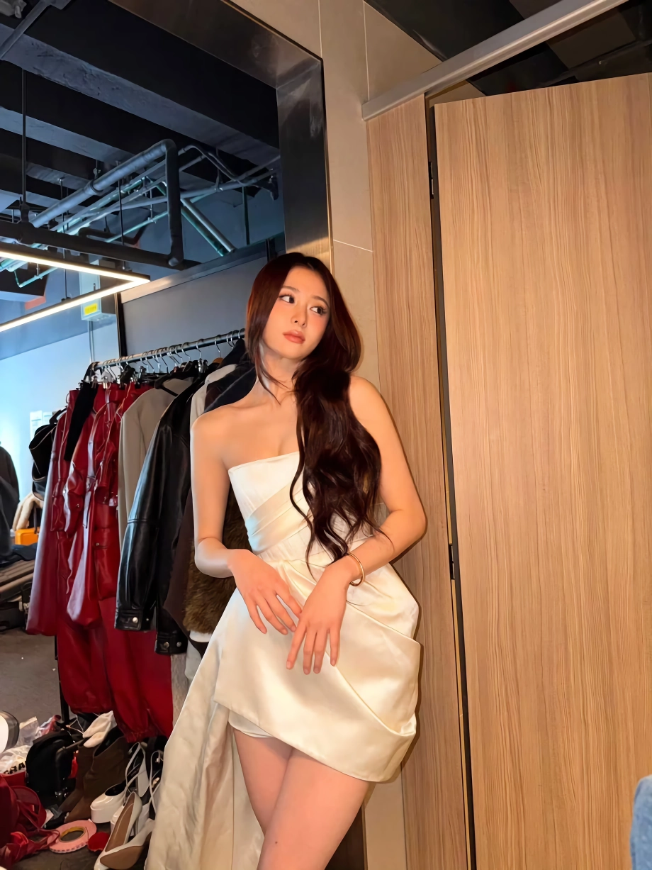 르세라핌 허윤진 오프솔더 드레스 가슴골