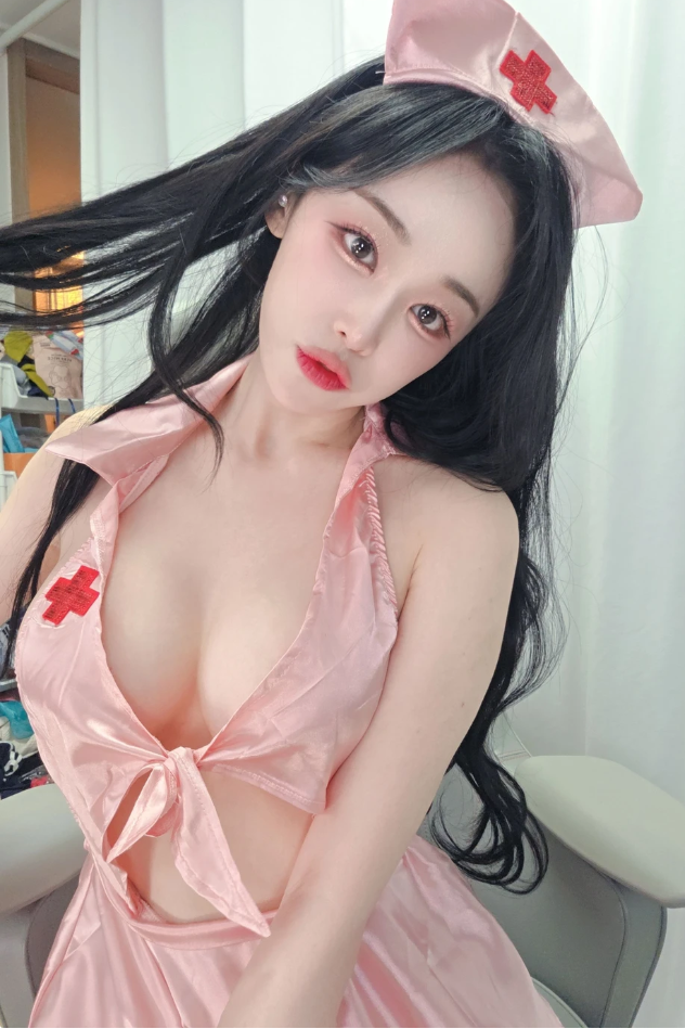 미드가 대놓고 보이는 간호사 코스프레