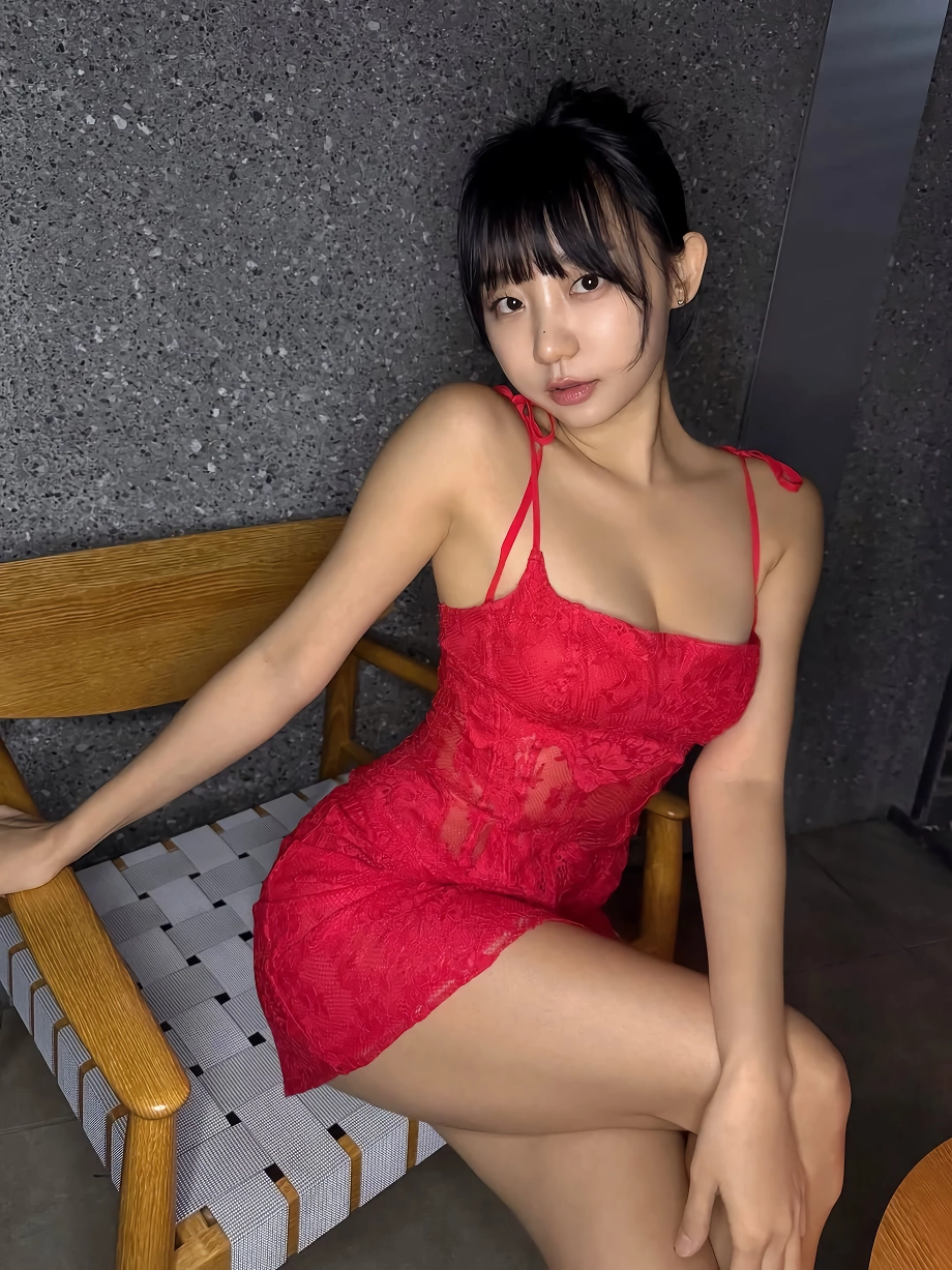 표은지 빨간 나시 가슴골