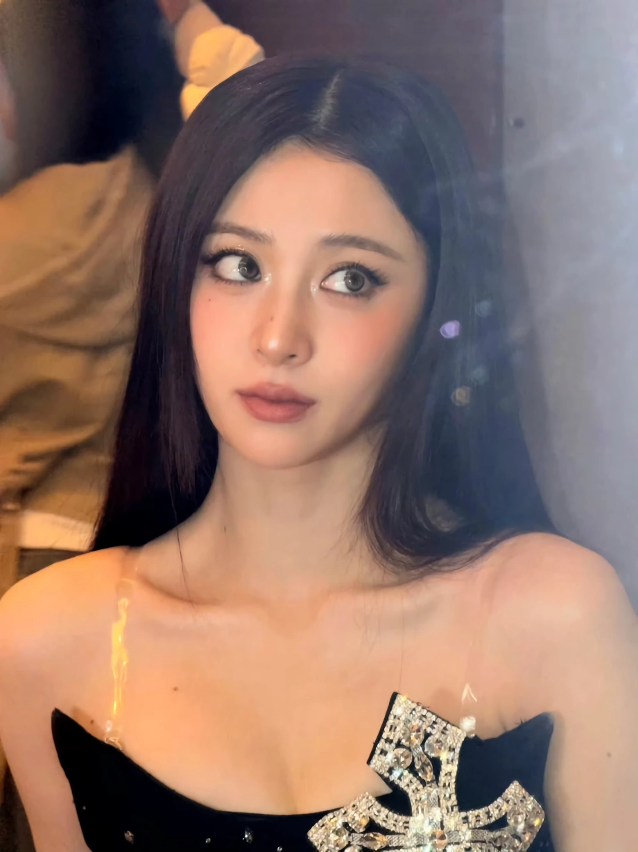 르세라핌 허윤진 오프솔더 드레스 가슴골
