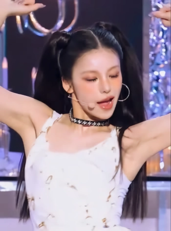 있지 예지 양갈래 머리 흰나시 가슴골