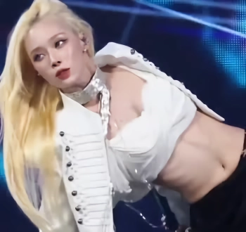 에스파 윈터 흰 브라탑 가슴골 갈비뼈