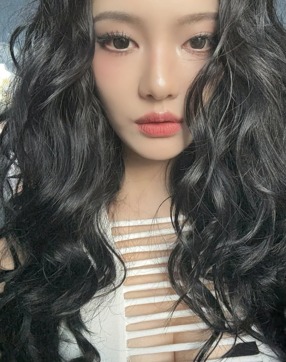 에스파 닝닝 앞스트랩속 블랙 브라 가슴골