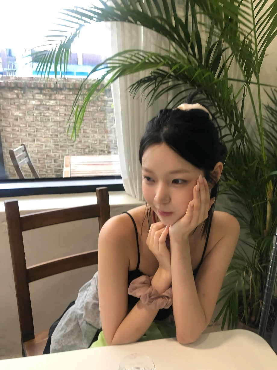 프로미스나인 백지헌 블랙 끈나시 가슴골