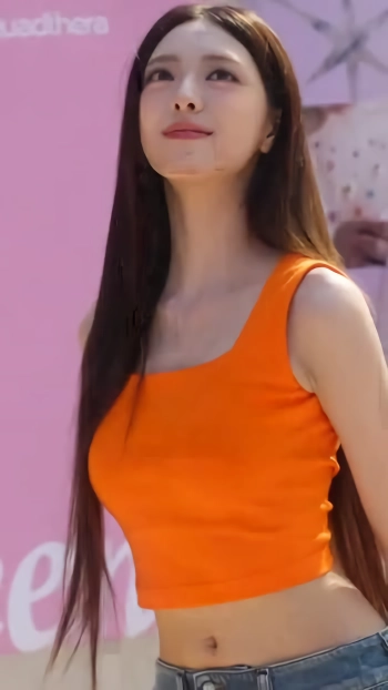 ITZY 있지 유나 주황색 나시 매끈한 배 쿼드쎄라 비하인드