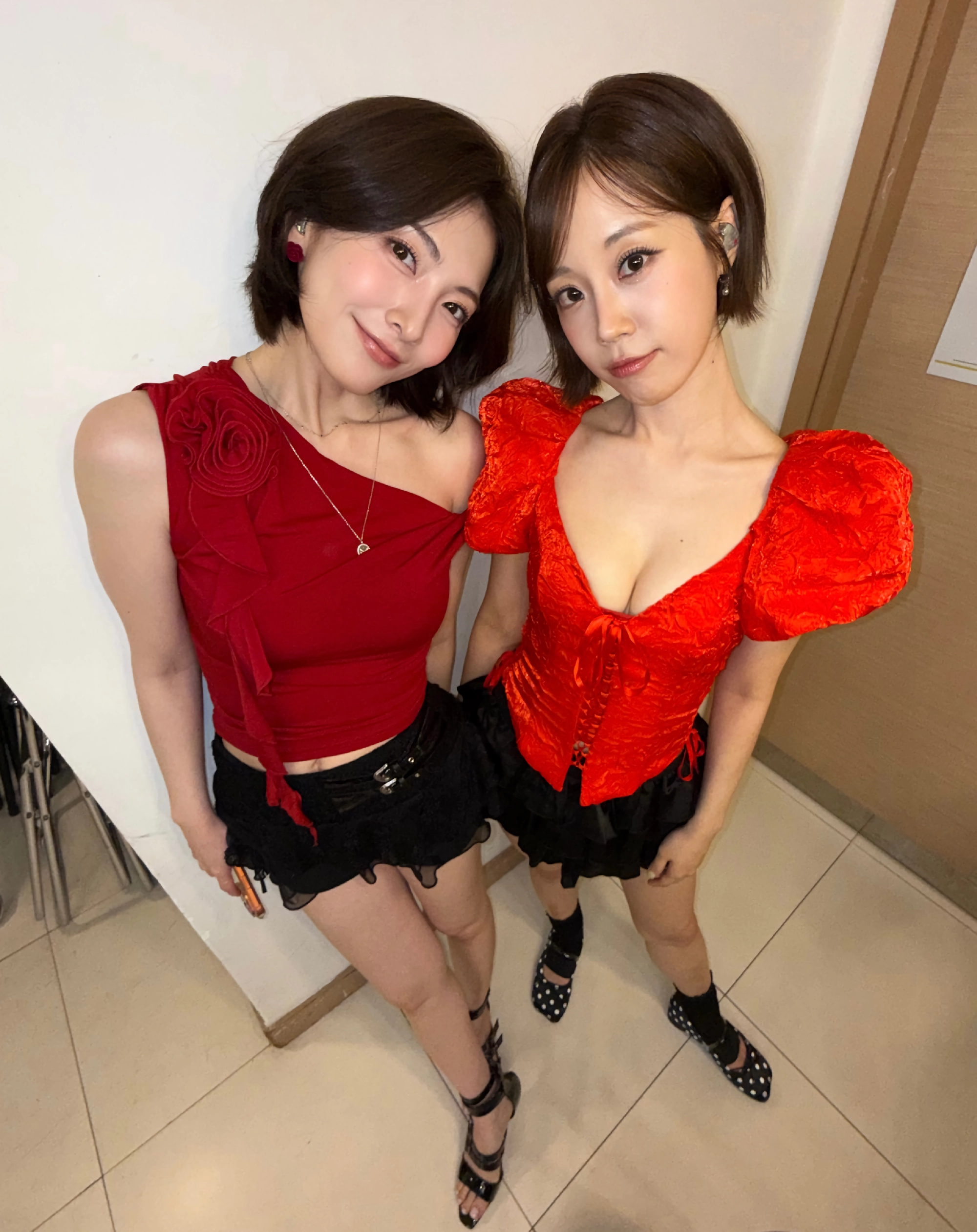 카라 허영지 깊게 파인 빨간 코르셋 명치 보이는 가슴골 (고화질)