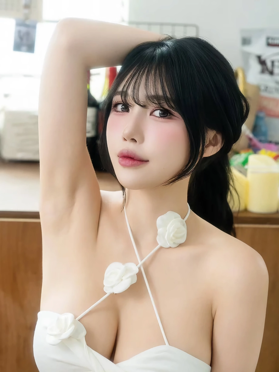 윤영서 (서현) 흰 튜브탑 가슴골