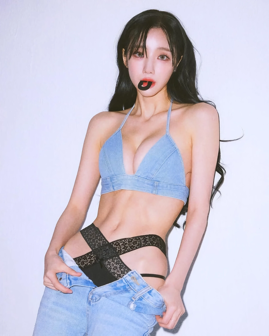 DJ 수라 가슴골 복근