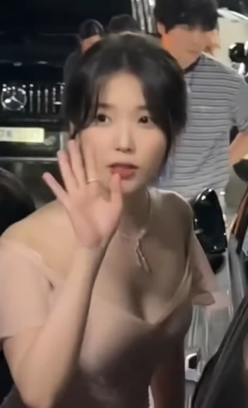 (SOUND)청룡어워즈 아이유 오프솔더 드레스 가슴골