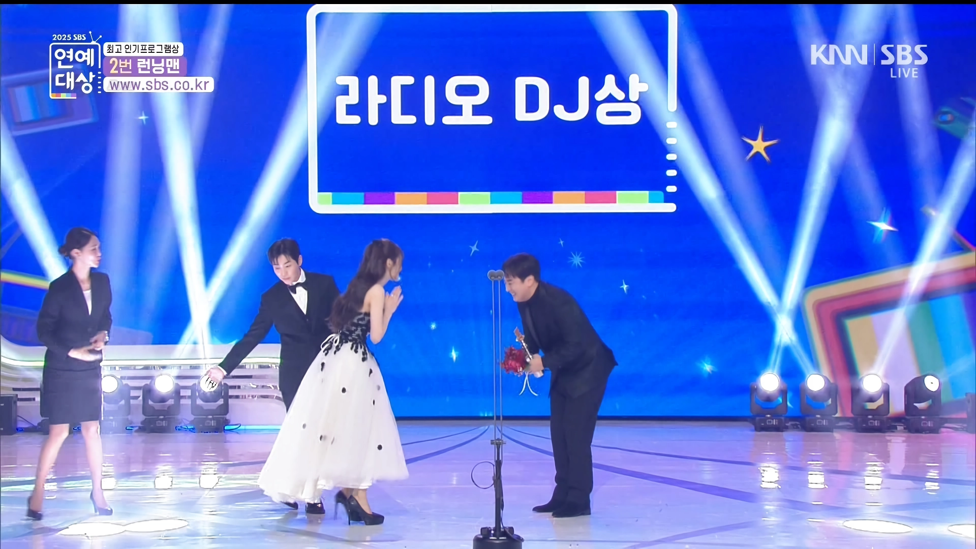 연예대상 시상하는 츄, 표정
