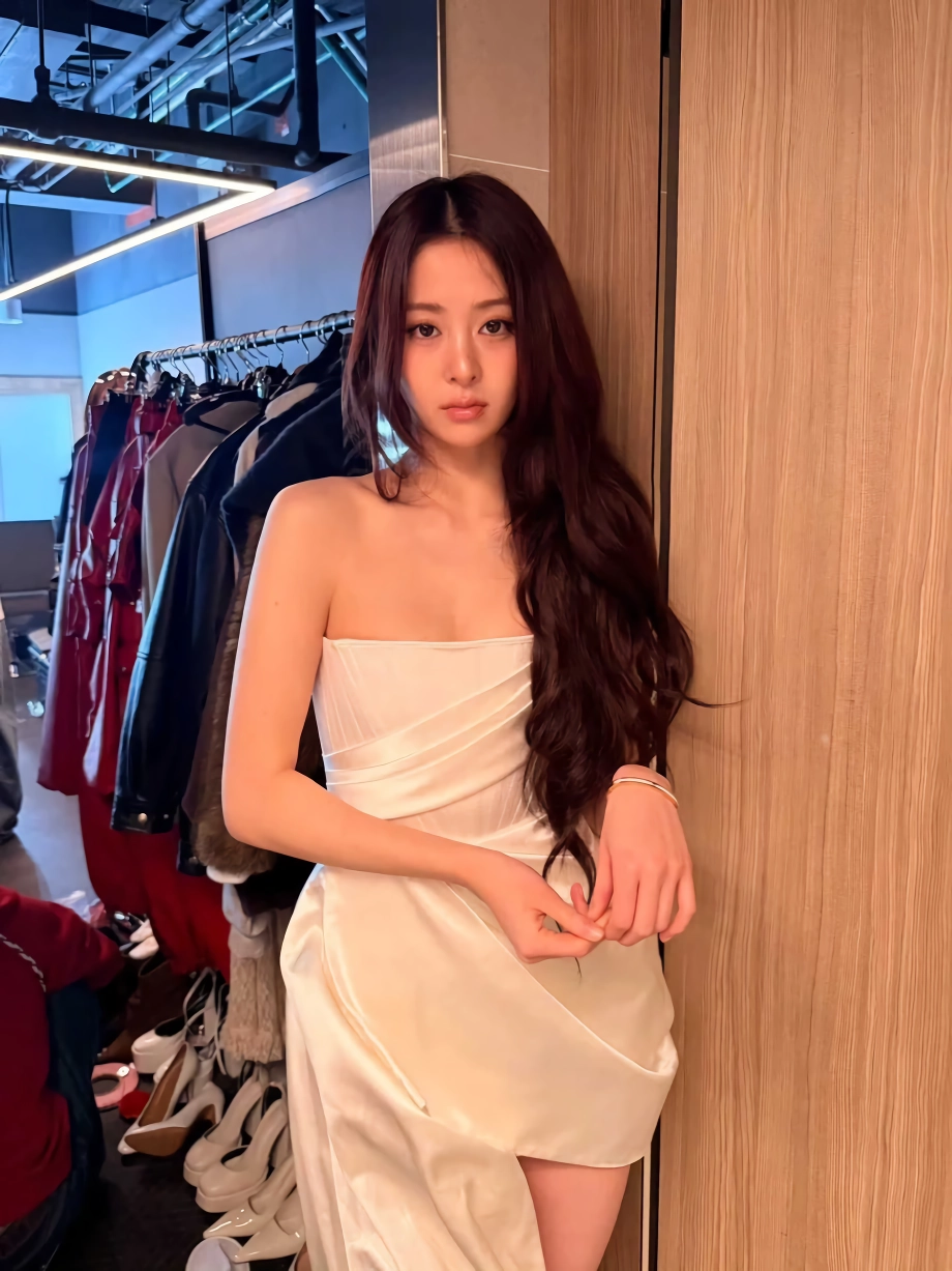 르세라핌 허윤진 오프솔더 드레스 가슴골