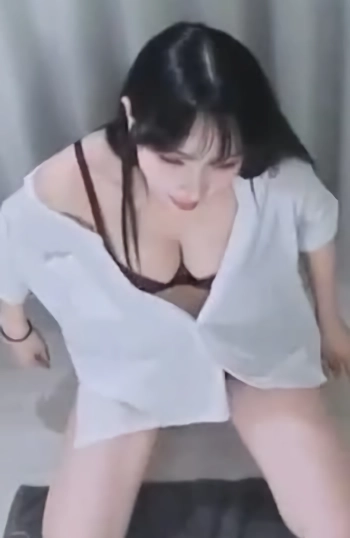 (SOUND)우정우정우정우정 천장캠으로 보는 빨간 브라 알가슴골
