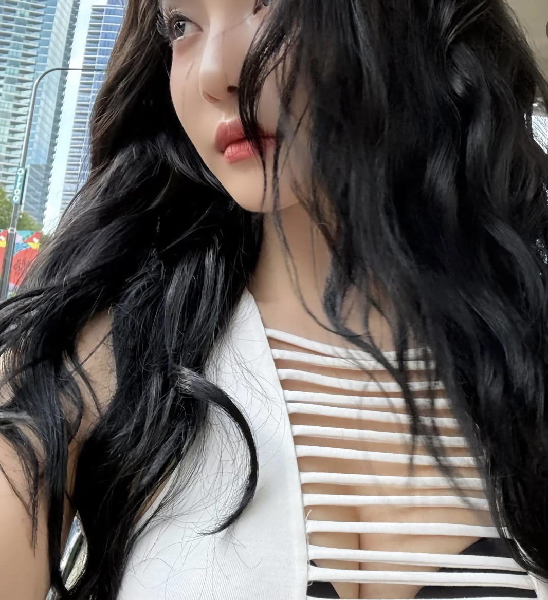 에스파 닝닝 앞스트랩속 블랙 브라 가슴골