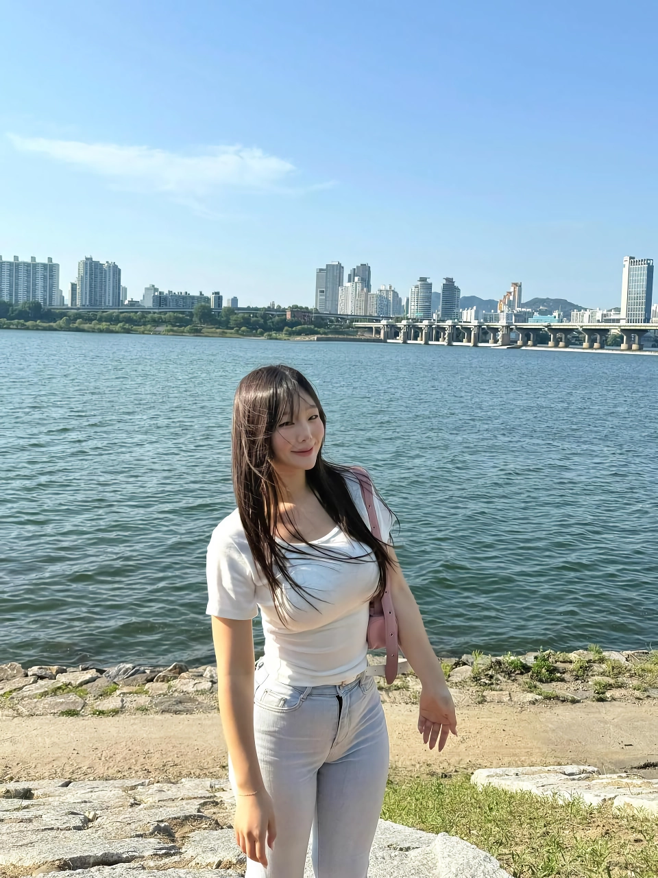 폭발적인 몸매를 가진 처자