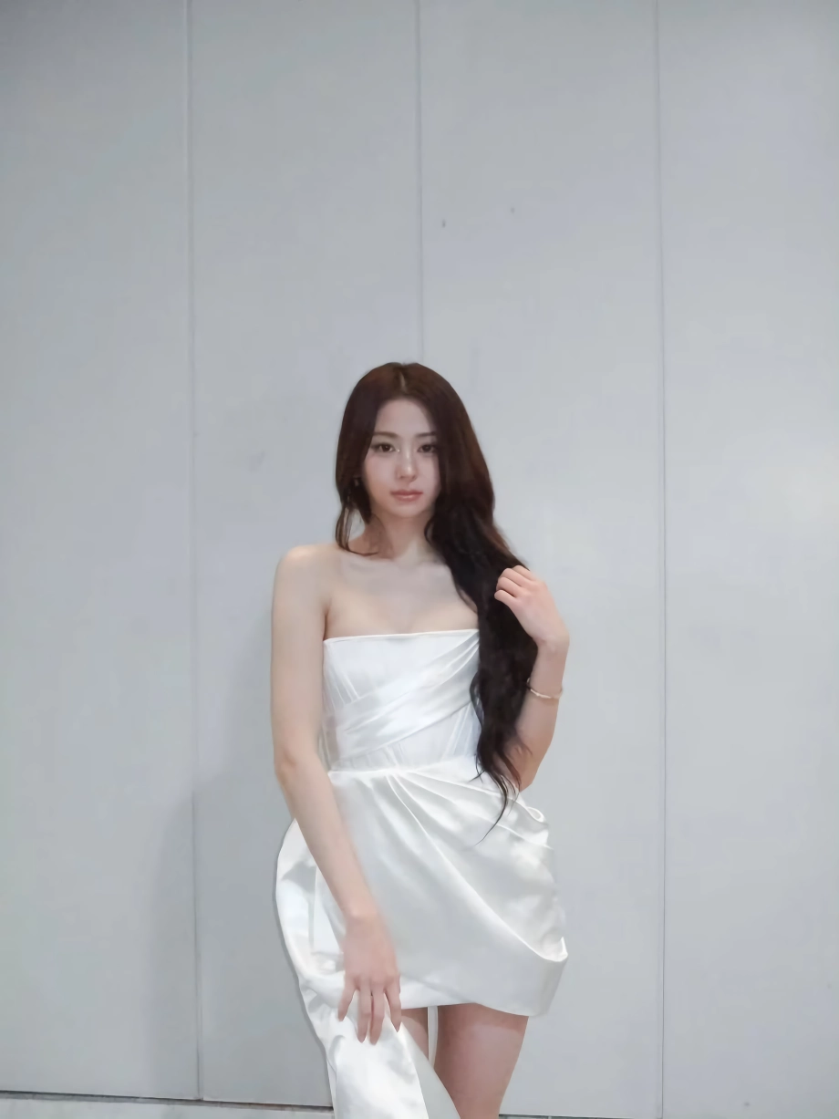 르세라핌 허윤진 오프솔더 드레스 가슴골