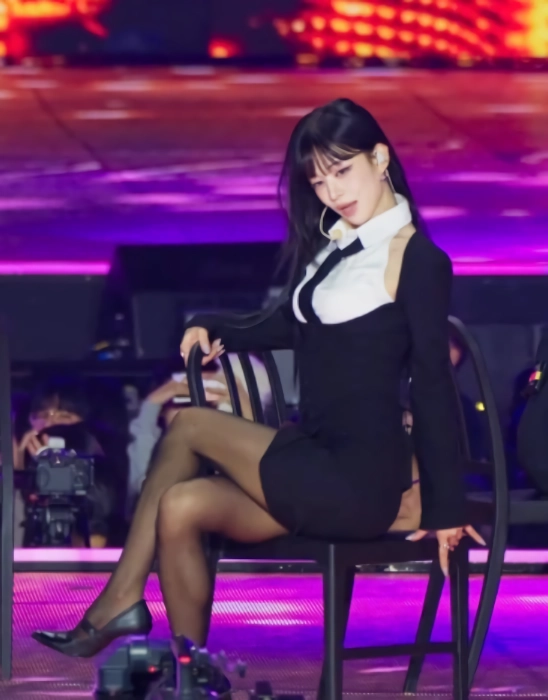 프로미스나인 이채영 검스 각선미