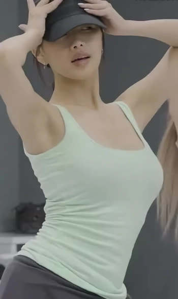 살아있는 가슴 출렁임 민트 민소매 키스오브라이프 나띠 움짤