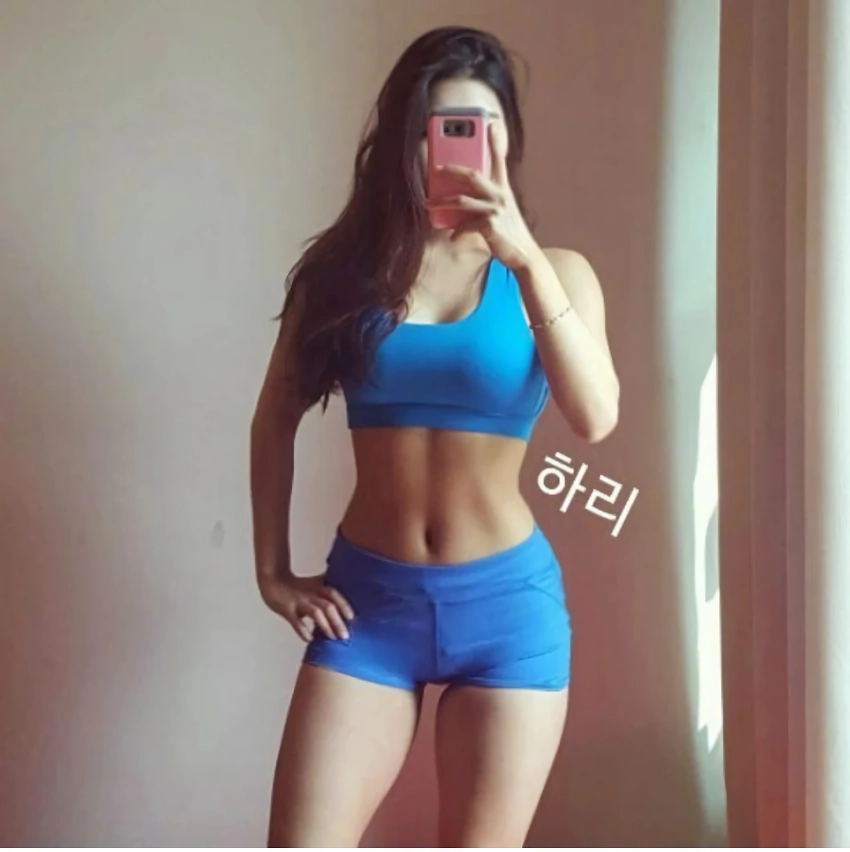 운동 하는 여자의 다부진 몸매