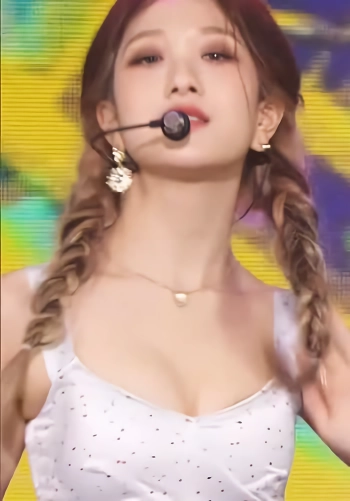프로미스나인 이서연 잘모은 윗가슴