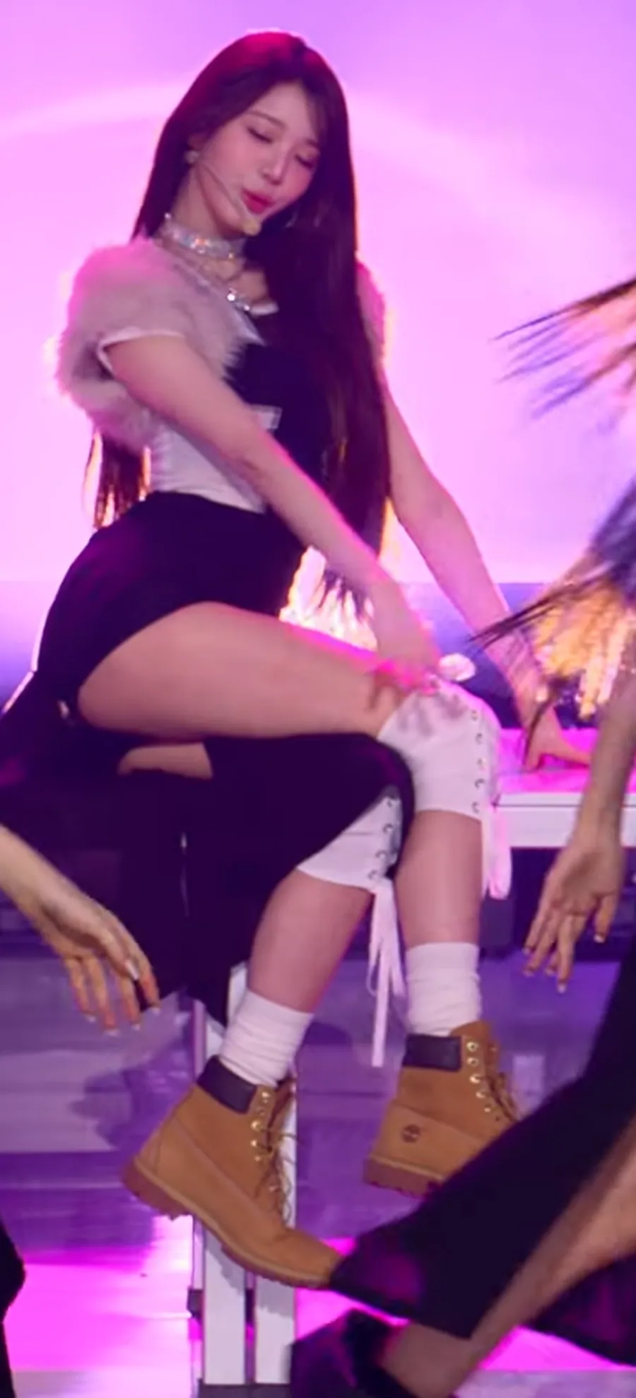 [아이브] 허벅지 보이는 치마. 요염한 장원영 무대 ㄷㄷ.gif