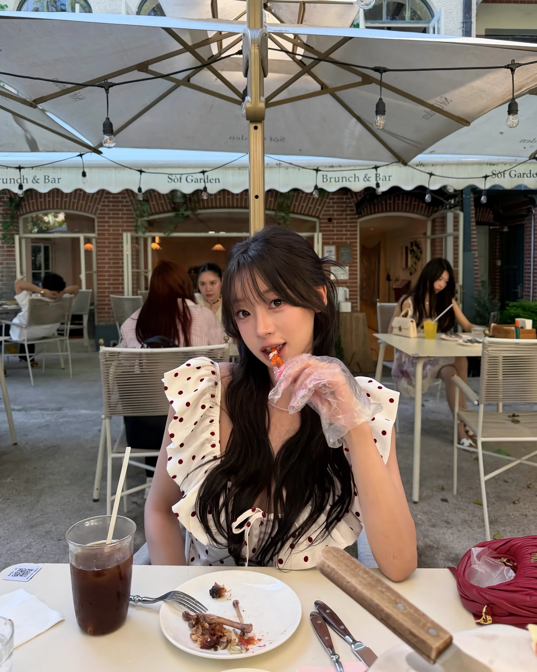 노출 드레스 입은 우수한 치어리더
