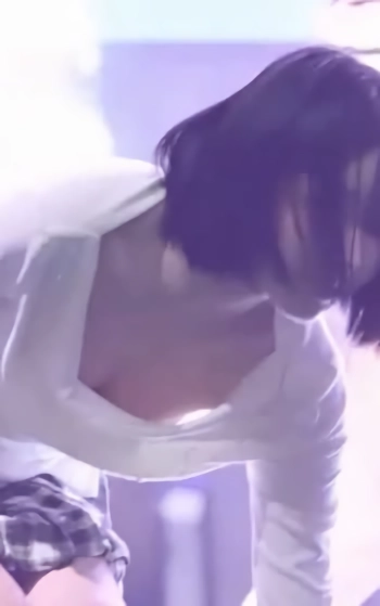 물 마시다 방심한 숙인 가슴골 피프티피프티 키나 움짤