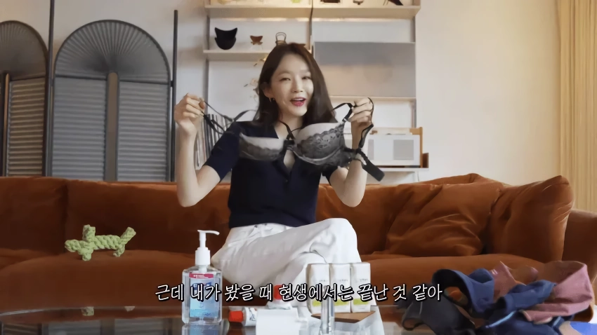 본인 브래지어 리뷰해주는 강민경.jpg