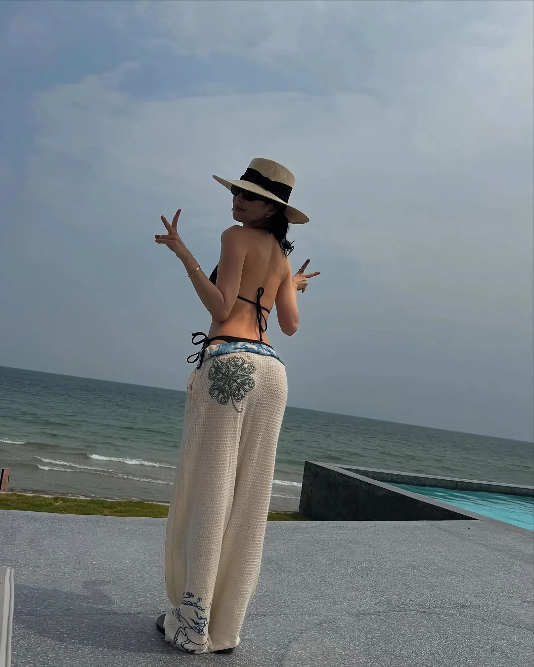 손나은 검정 비키니