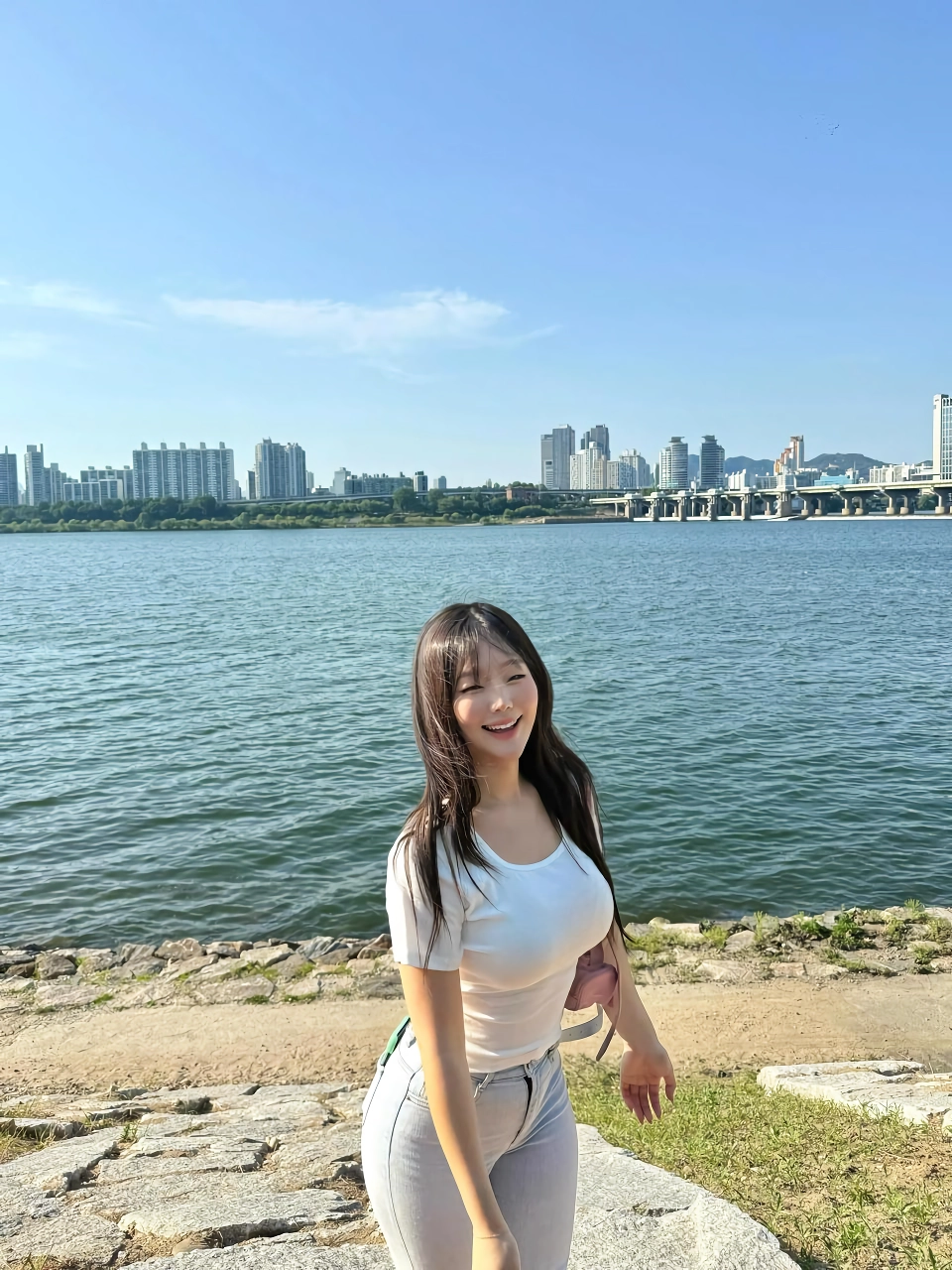 폭발적인 몸매를 가진 처자