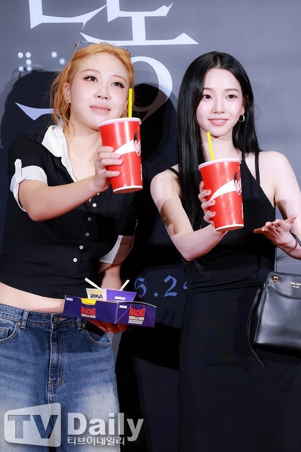 24오늘자 카리나 이영지 투샷(4)