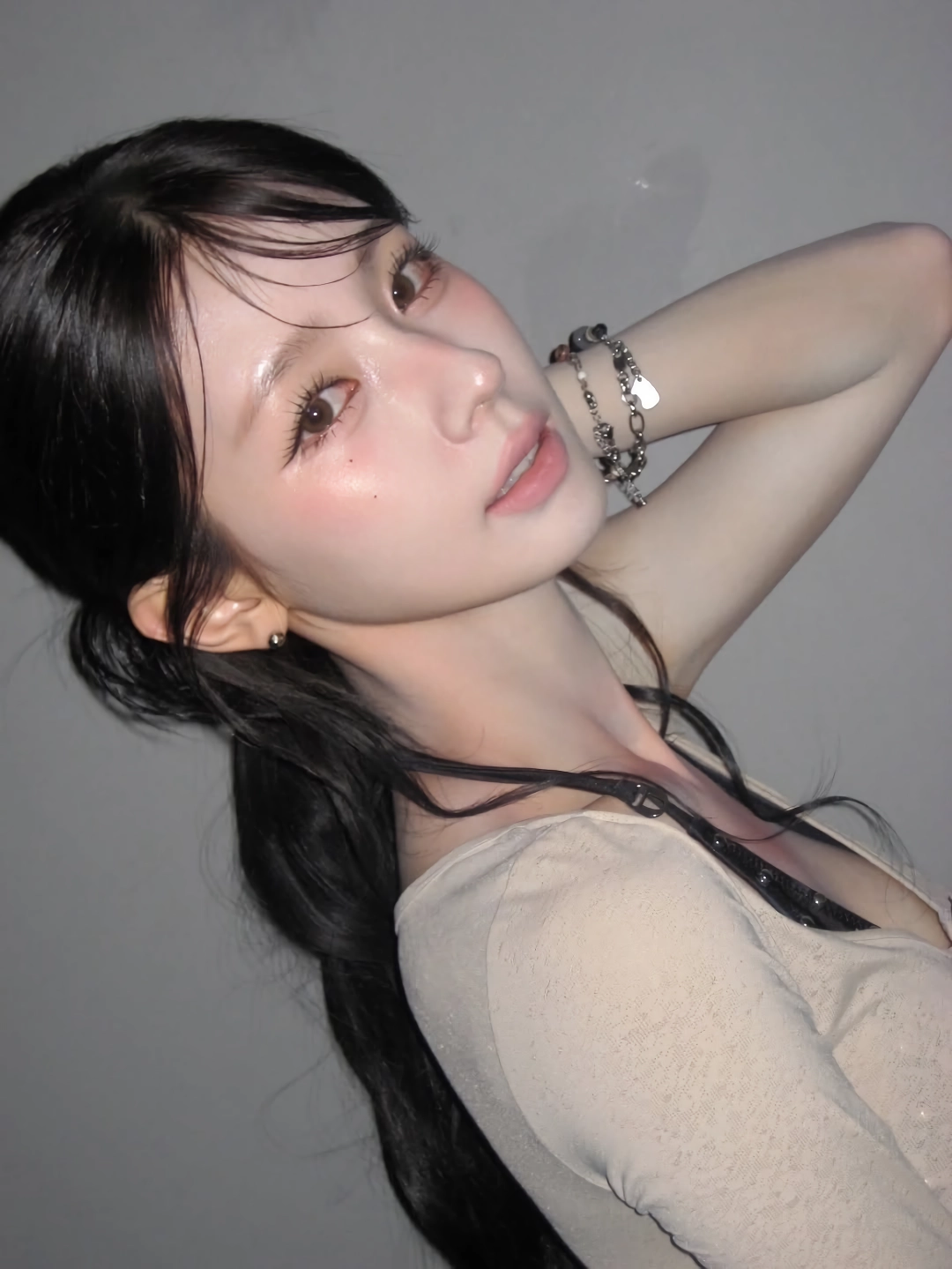 아이들 미연 태닝 자국과는 구분되는 뽀얀 가슴골 – 인스타