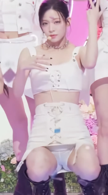 프로미스나인 이채영 타이트한 흰속바지