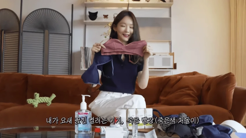 본인 브래지어 리뷰해주는 강민경.jpg